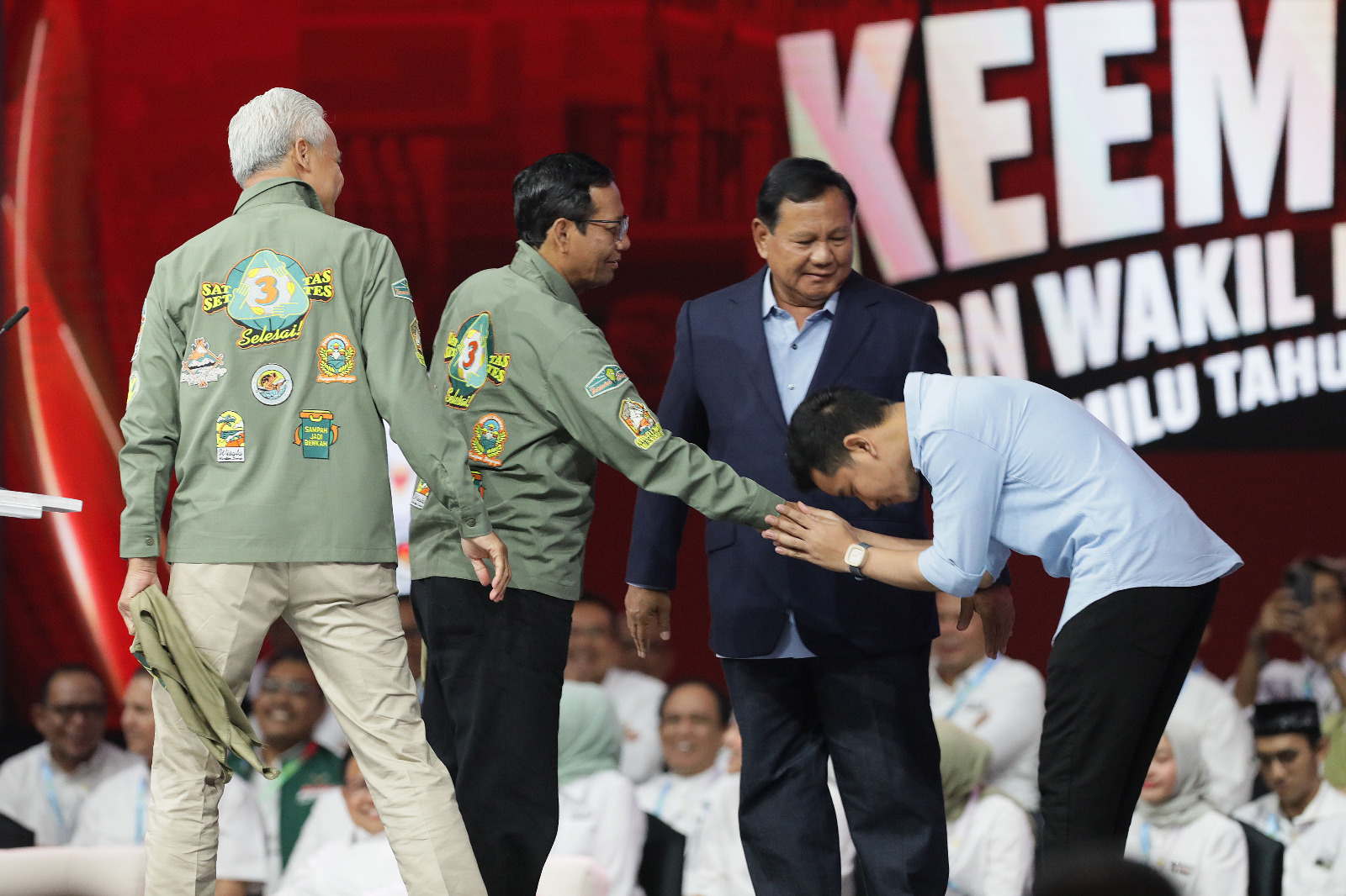 Cawpres nomor urut 2 Gibran Rakabuming Raka bersalaman dengan cawapres nomor urut 3 Mahfud MD