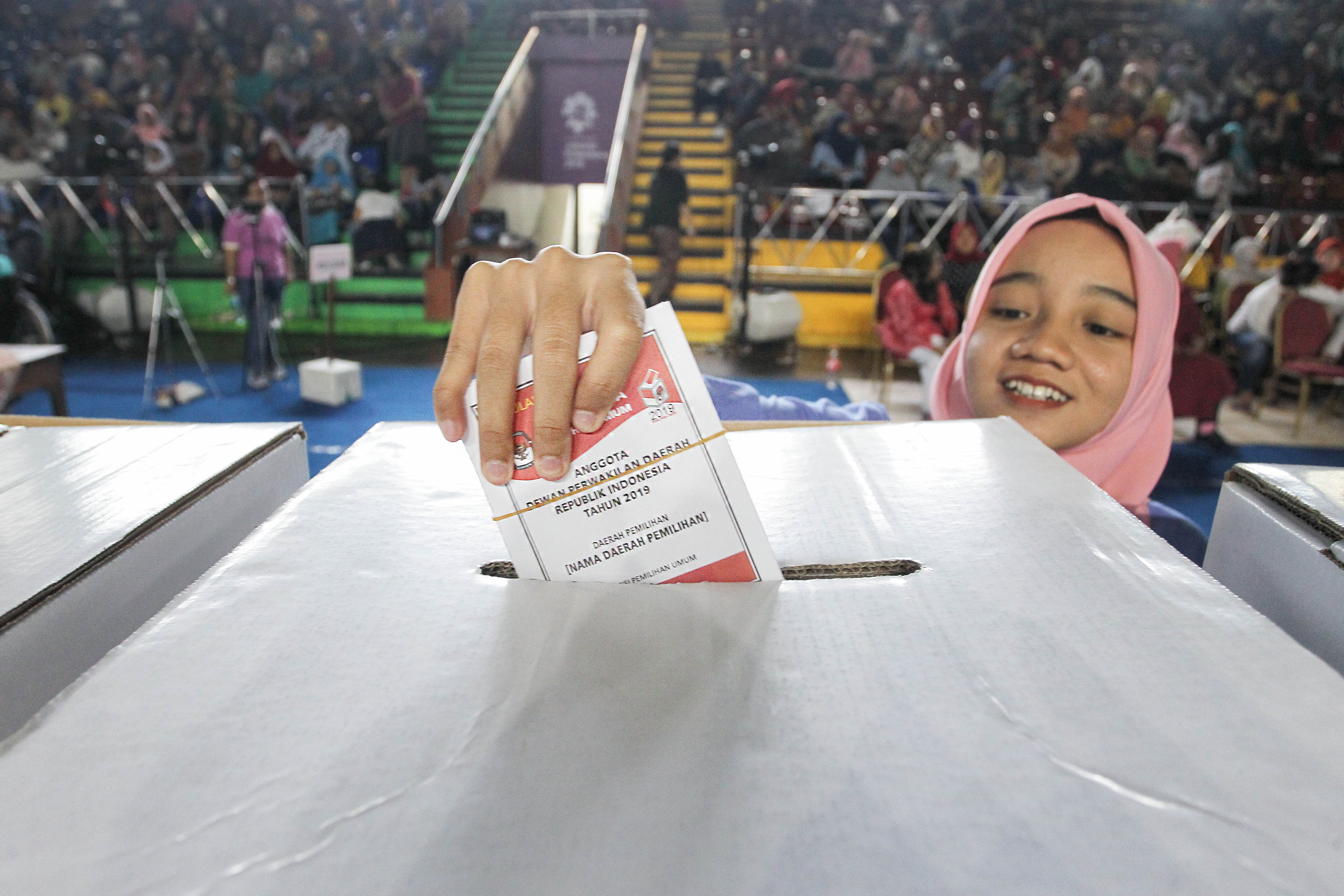 Warga memasukan surat suara ke dalam kotak suara saat mengikuti acara simulasi memilih di GOR Bulungan, Jakarta, Sabtu (6/4/2019).