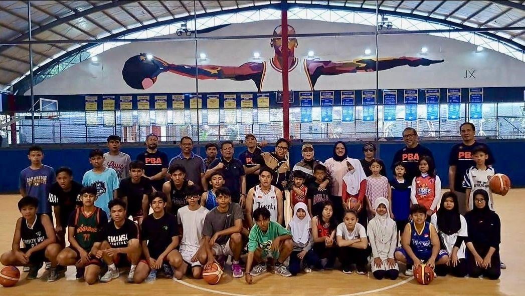 Akademi Basket ialah pembinaan dan pelatihan bagi anak anak yang berprestasi di bidang olahraga tersebut.