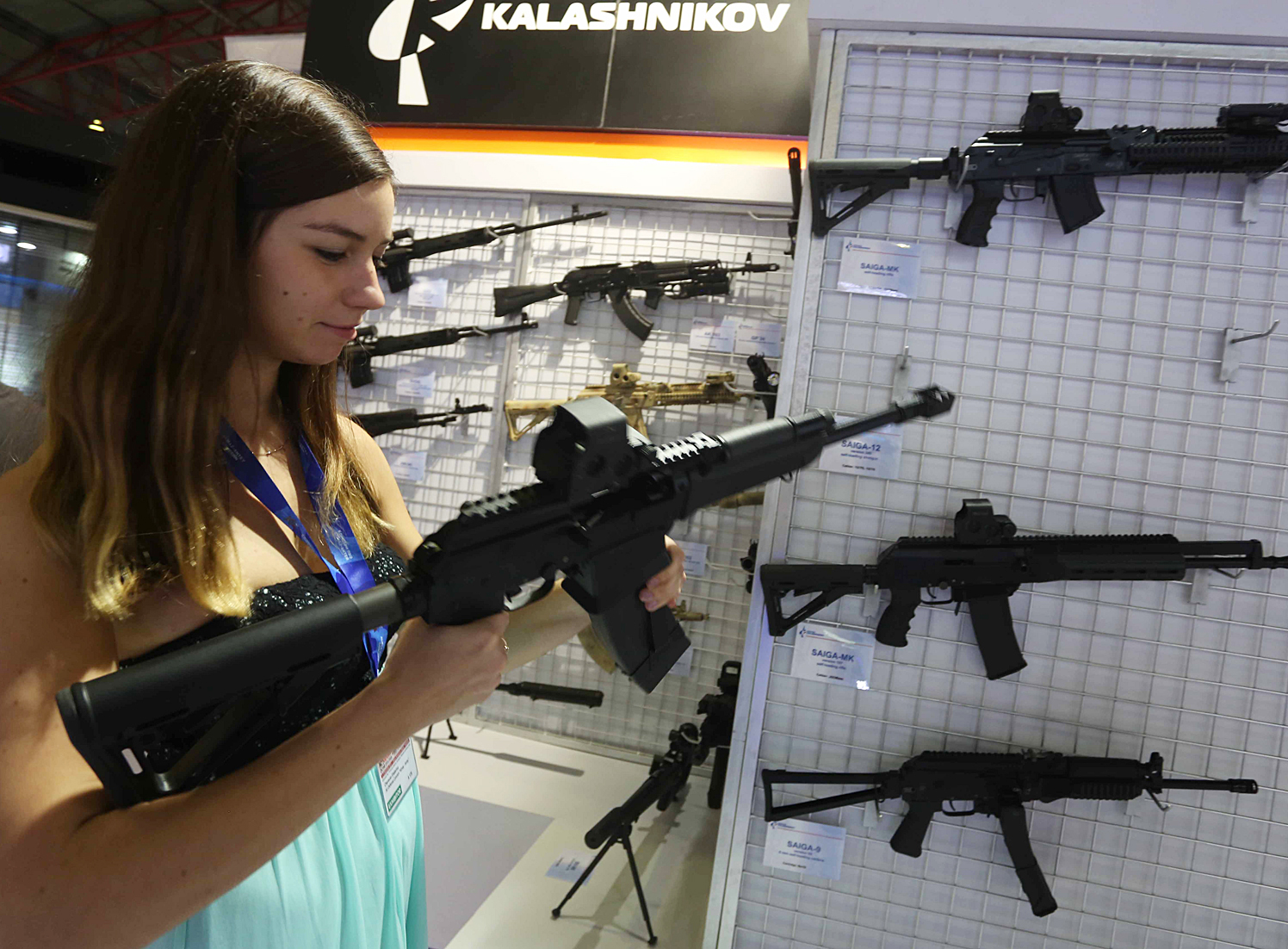 Pengunjung melihat berbagai jenis senjata yang dipamerkan di Indo Defence 2014 di JIExpo Kemayoran, Jakarta, Rabu (5/11/2014). 