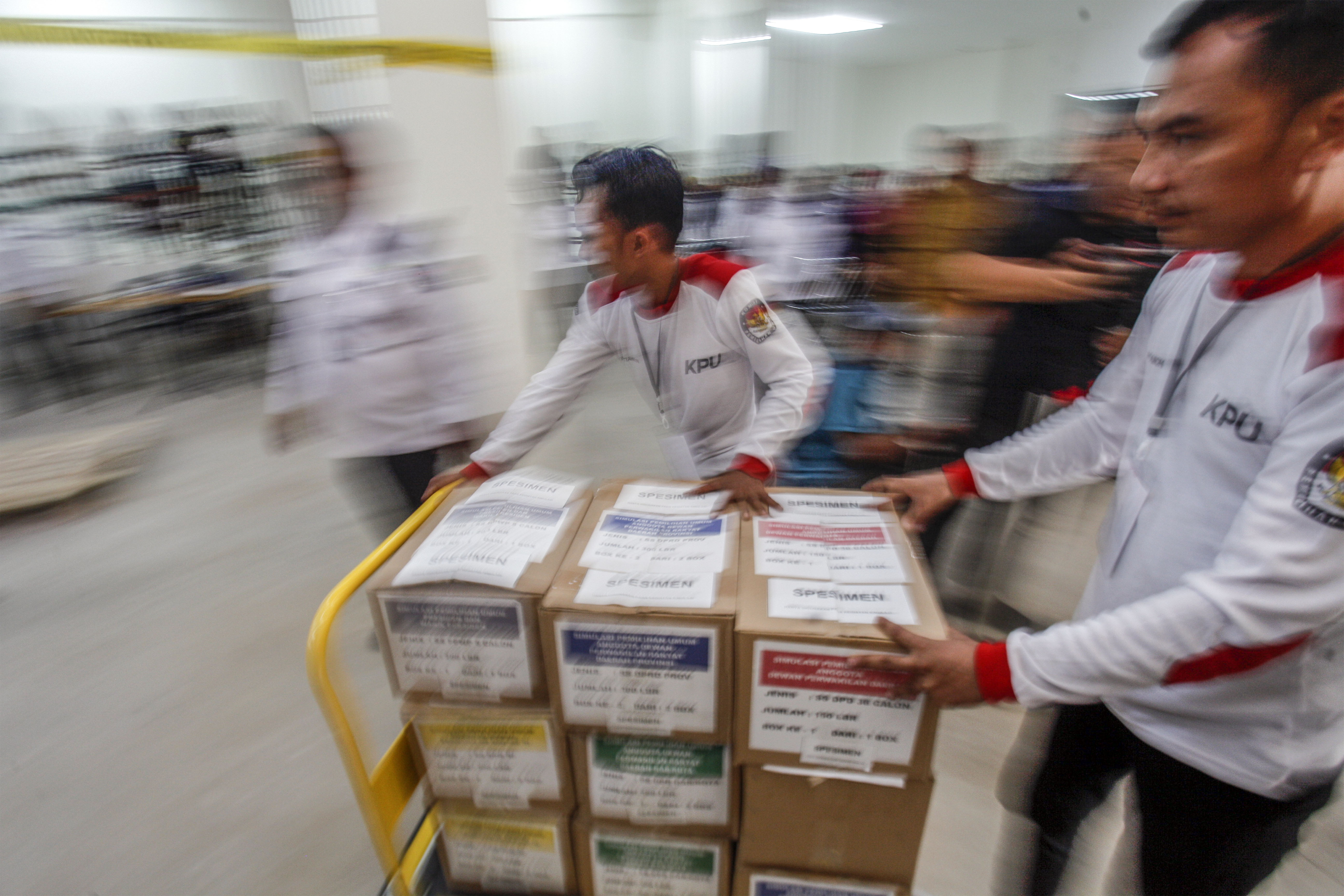 Petugas KPU membawa logistik surat suara Pemilu saat simulasi sortir, lipat dan pengepakan logistik di Kantor KPU, Kabupaten Bogor, Jabar.