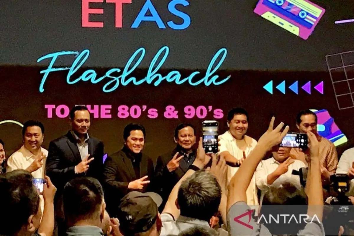 Capres nomor urut 2 Prabowo Subianto (tengah) berfoto bersama Erick Thohir (tiga kiri), Garibaldi Thohir (kiri),