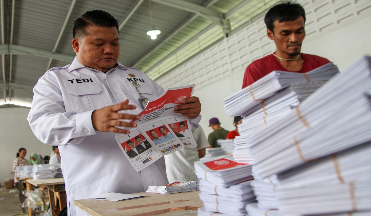 Petugas melipat surat suara untuk Pilpres 2024