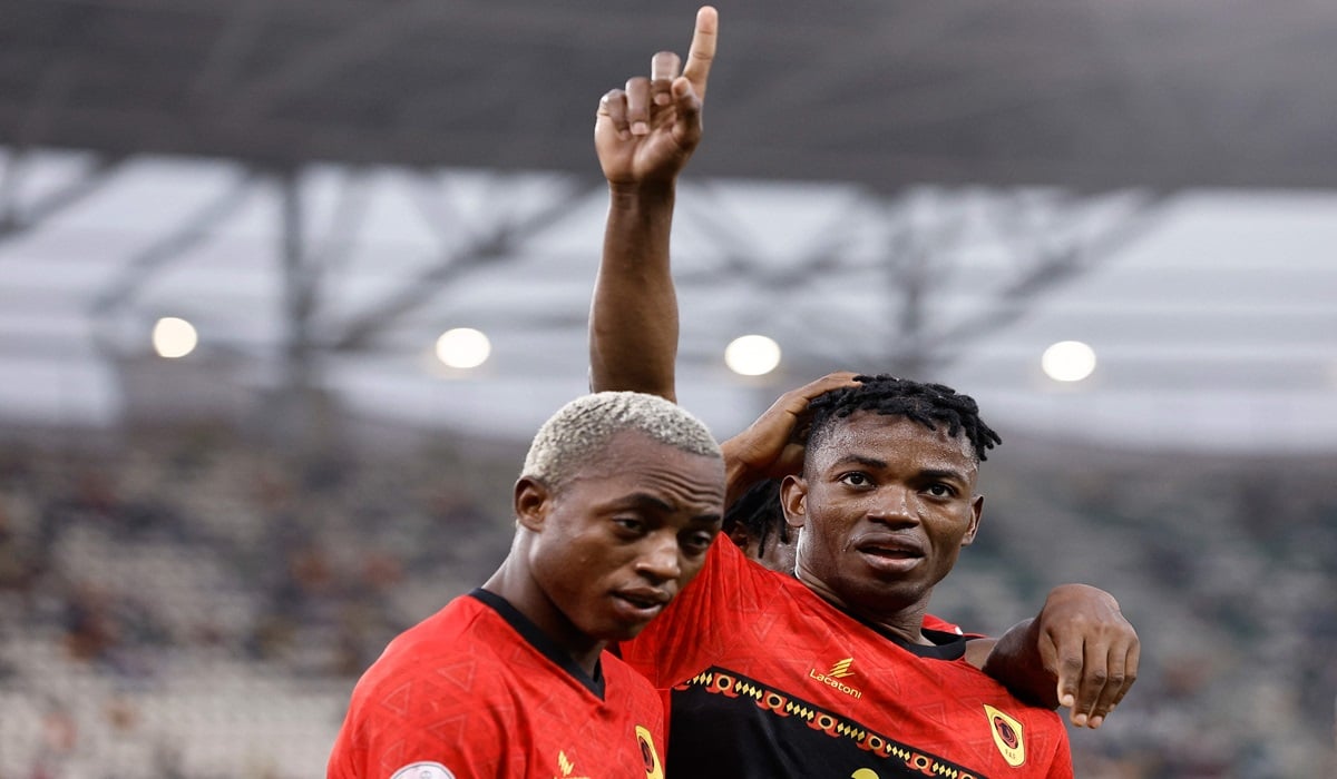 Penyerang Angola Gelson Dala (mengangkat tangan) melakukan selebrasi usai mencetak gol ke gawang Mauritania di laga Piala Afrika.