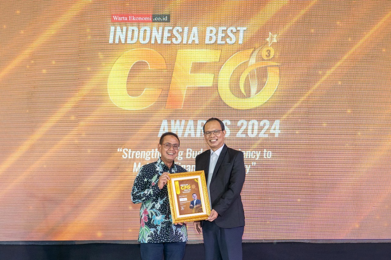 Penghargaan CFO Award 2024 bagi Direktur Keuangan dan Strategi Bank DKI Romy Wijayanto