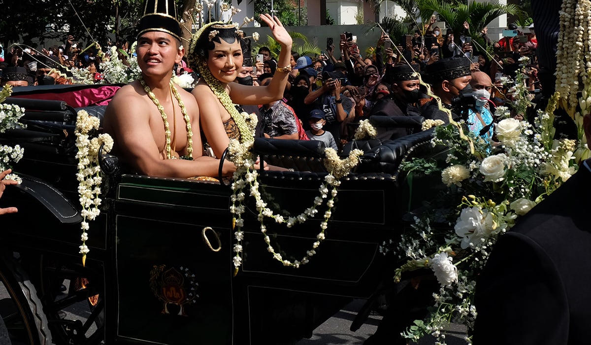 Prosesi kirab budaya pada acara Ngunduh Mantu pernikahan putra Joko Widodo, Kaesang Pangarep (kiri) yang didampingi istrinya Erina Gudono.