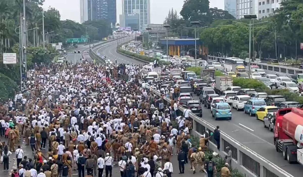 Massa Apdesi melakukan demo di depan gedung DPR/MPR, Jakarta, 31 Januari 2024.