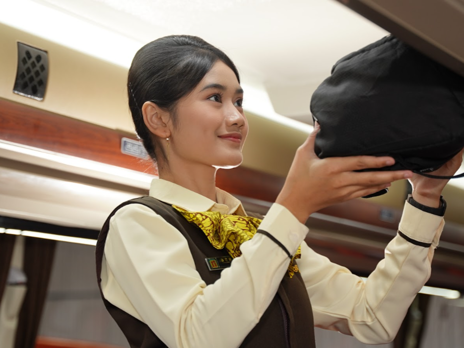 Tugas Awak Bus Antar Penumpang Selamat sampai Tujuan