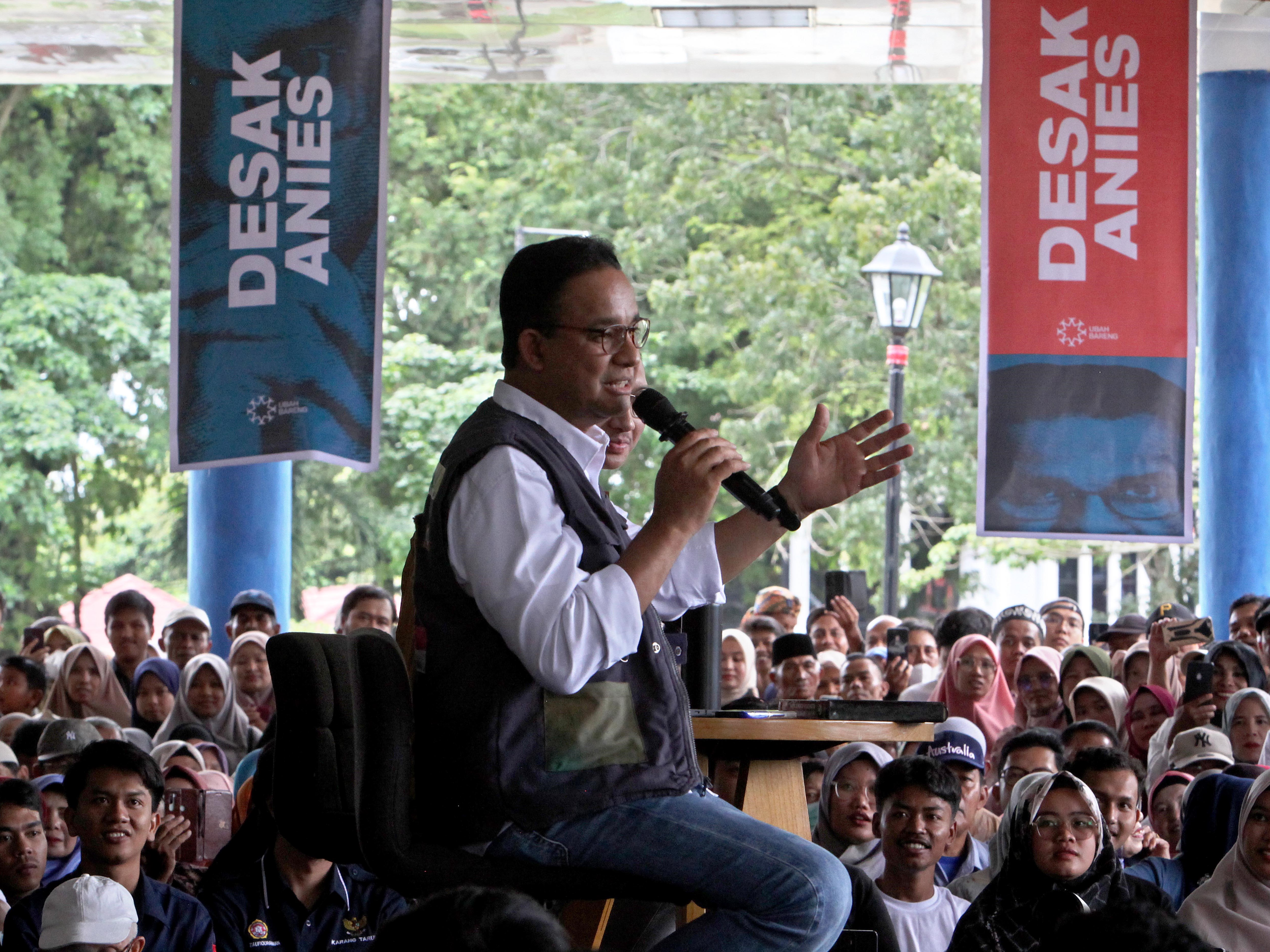 Anies Rasyied Baswedan menyampaikan gagasan dan pemikiran dalam Desak Anies di Lapangan Cindua Mato, Batu Sangkar, Sumbar.