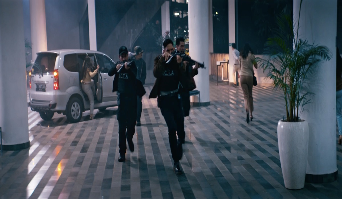 Cuplikan adegan dari film 13 Bom di Jakarta