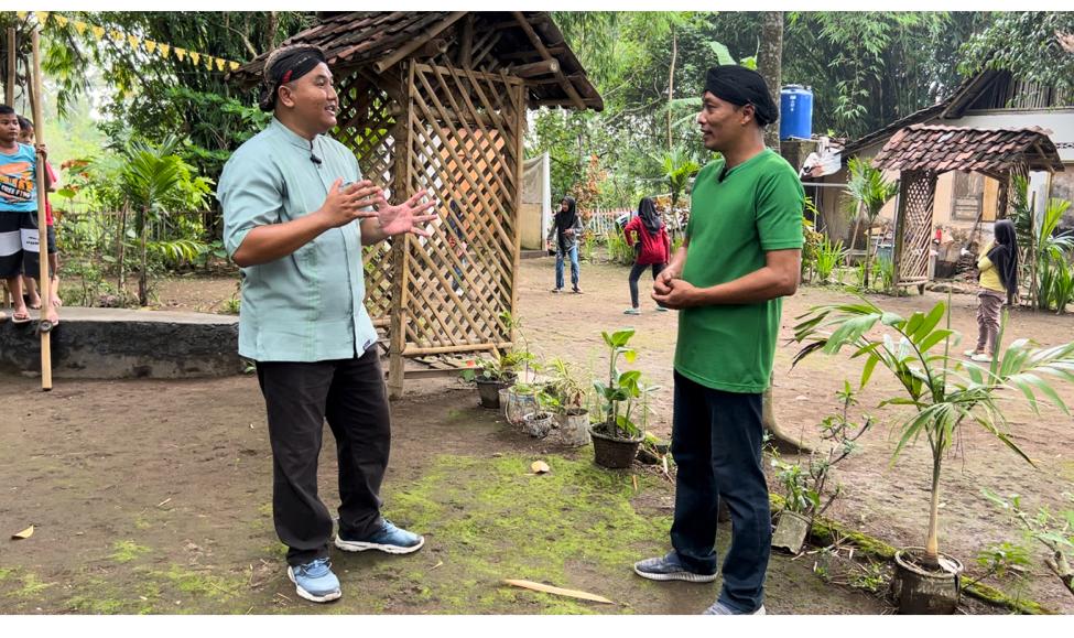 Caleg Partai NasDem untuk DPRD Sleman, Ferdi Setiawan (kiri) 