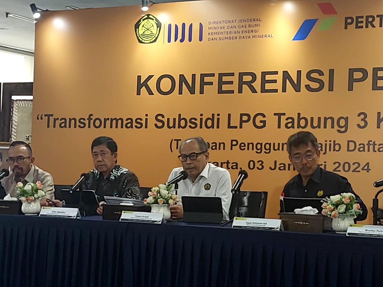 Direktur Jenderal Migas Kementerian ESDM Tutuka Ariadji (tengah) dalam konferensi pers di Kantor Ditjen Migas, Jakarta, Rabu (3/1).