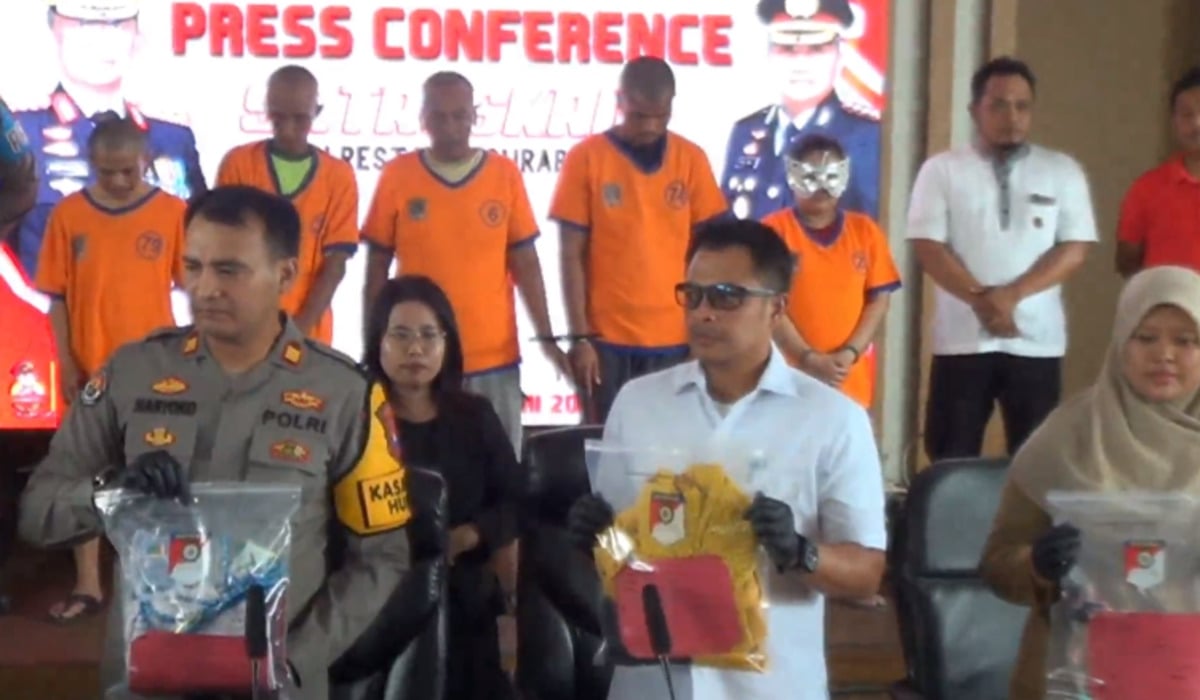 Satu keluarga tersangka kasus pemerkosaan remaja 13 tahun di Surabaya.