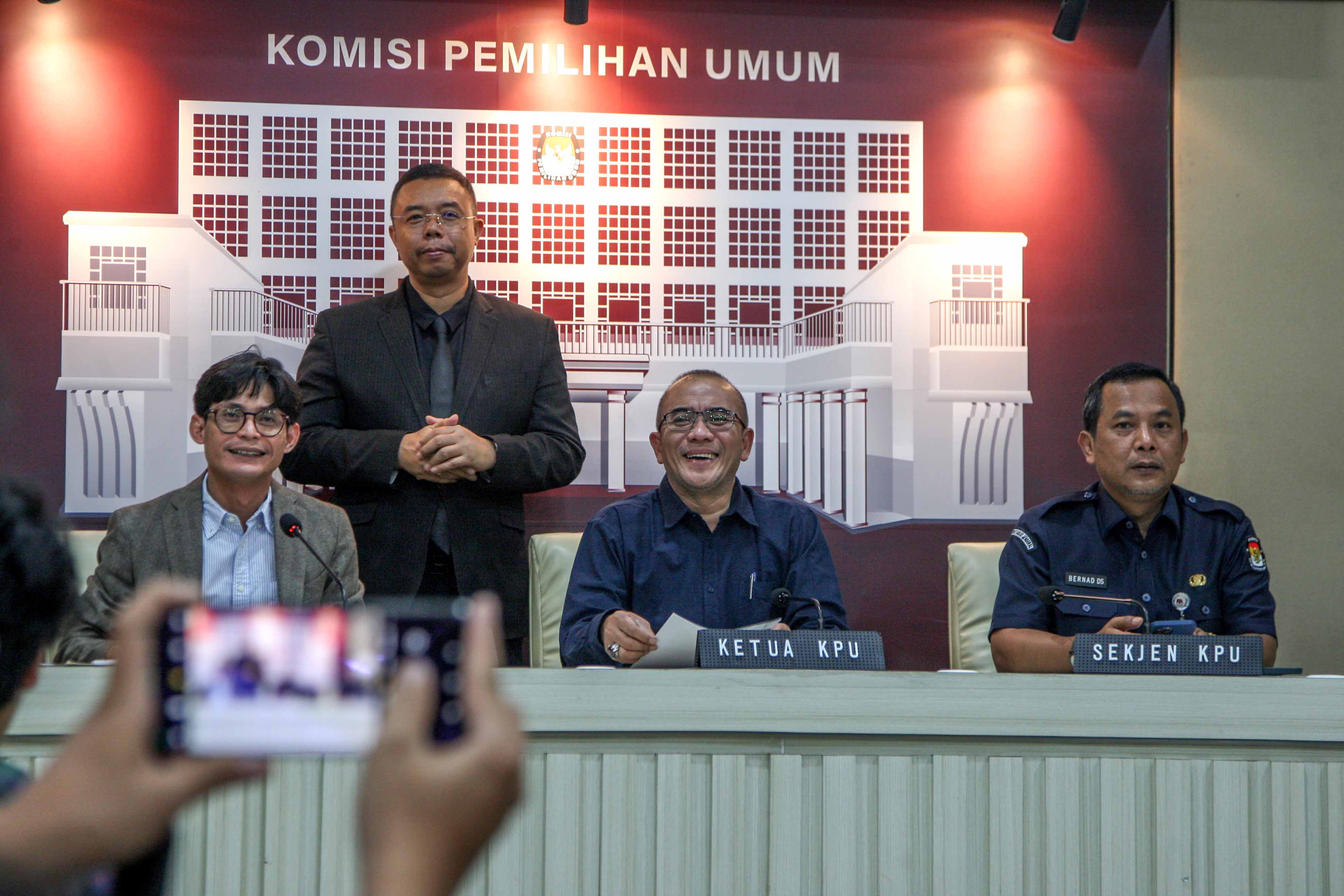 Ketua KPU RI Hasyim As'yari (kedua dari kanan) saat memberikan keterangan pers. 