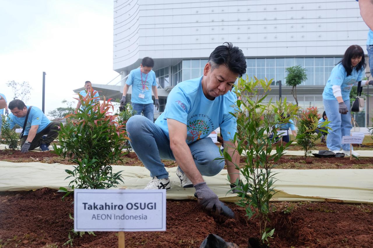 President Director PT AEON Indonesia, Takahiro Osugi, menanam pohon Syzygium Oleana di area Mall Living World Kota Wisata Cibubur. 