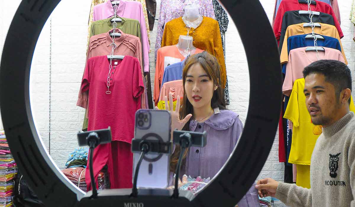 Pedagang baju di Tanah Abang melakukan Live Streaming