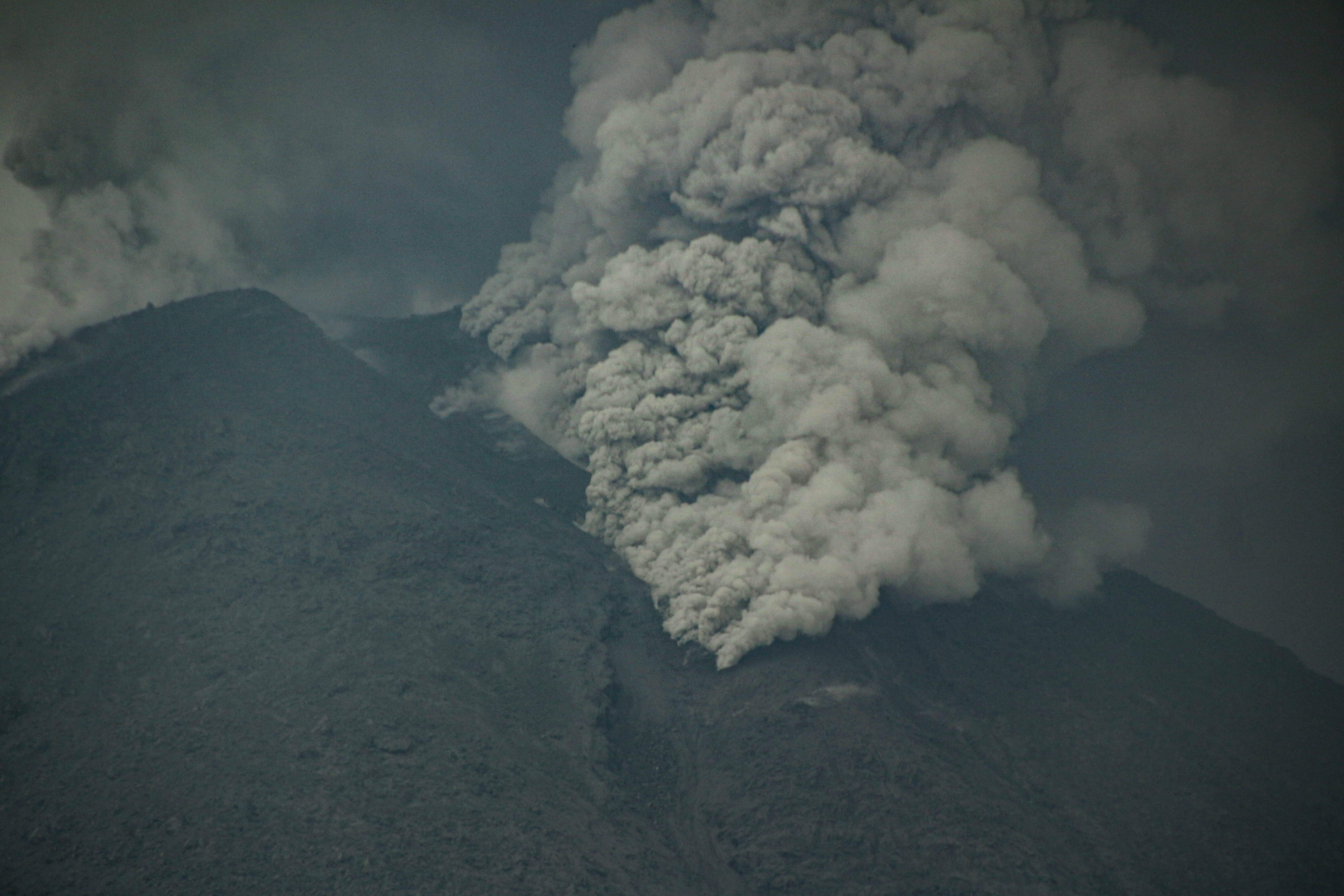 Gunung Lewotobi Laki-Laki mengeluarkan abu vulkanik terlihat di Kecamatan Wulanggitang, Kabupaten Flores Timur, NTT, Sabtu (6/1/2024).