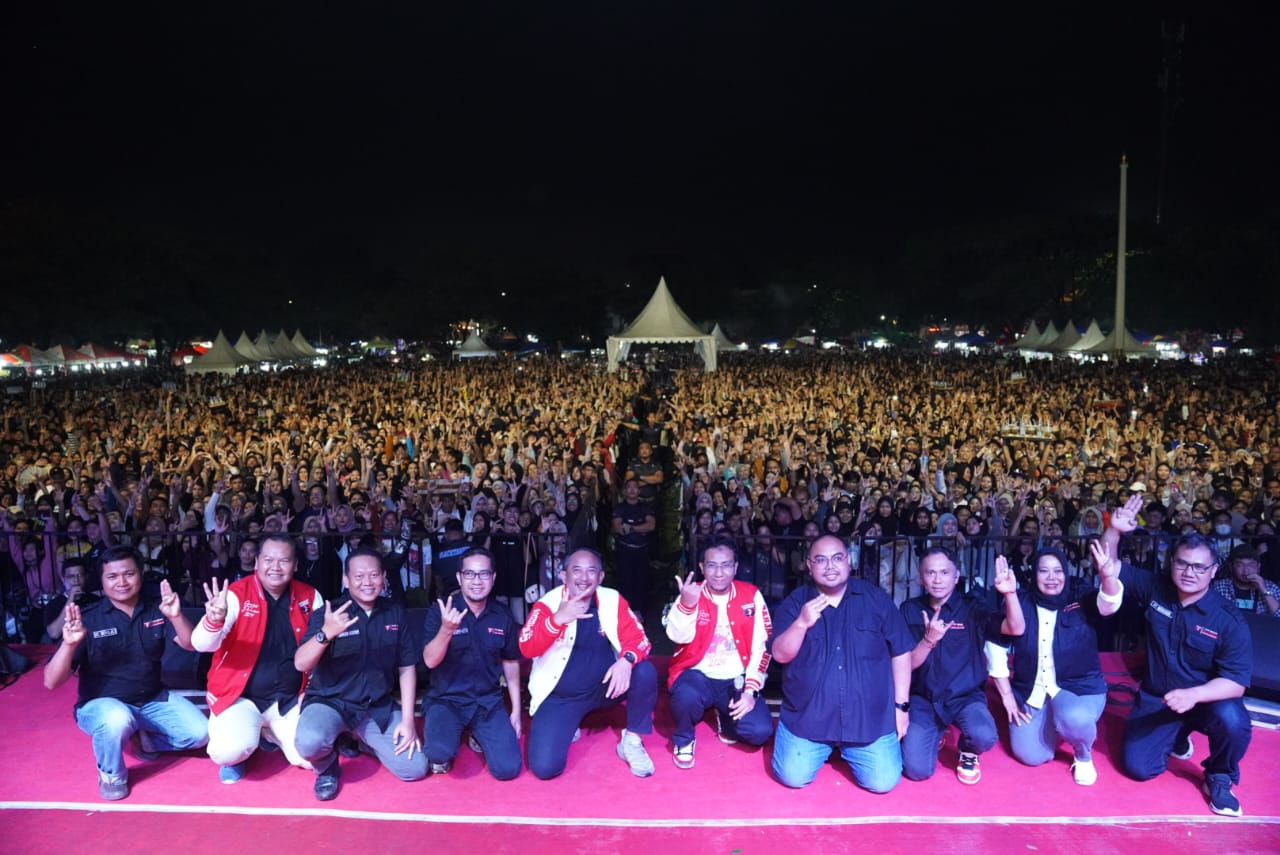 Pesta Rakyat Ganjar Mahfud #21 diselenggarakan di Alun-Alun Karanganyar, Jawa Tengah, pada Rabu (4/1/2024). 