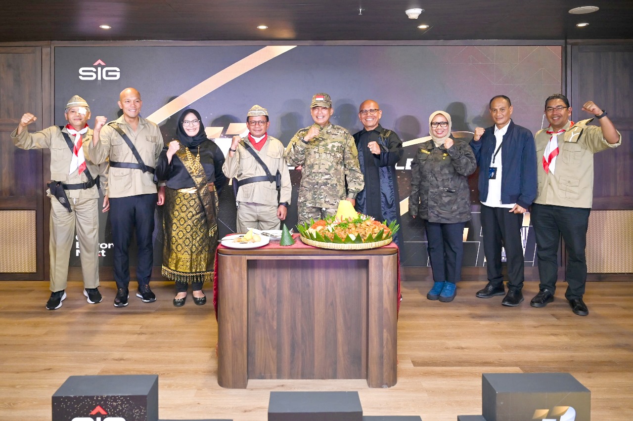 Direktur Utama SIG, Donny Arsal (keempat kiri) dan Komisaris Utama SIG, Budi Waseso (kelima kiri) saat perayaan HUT ke 11 SIG