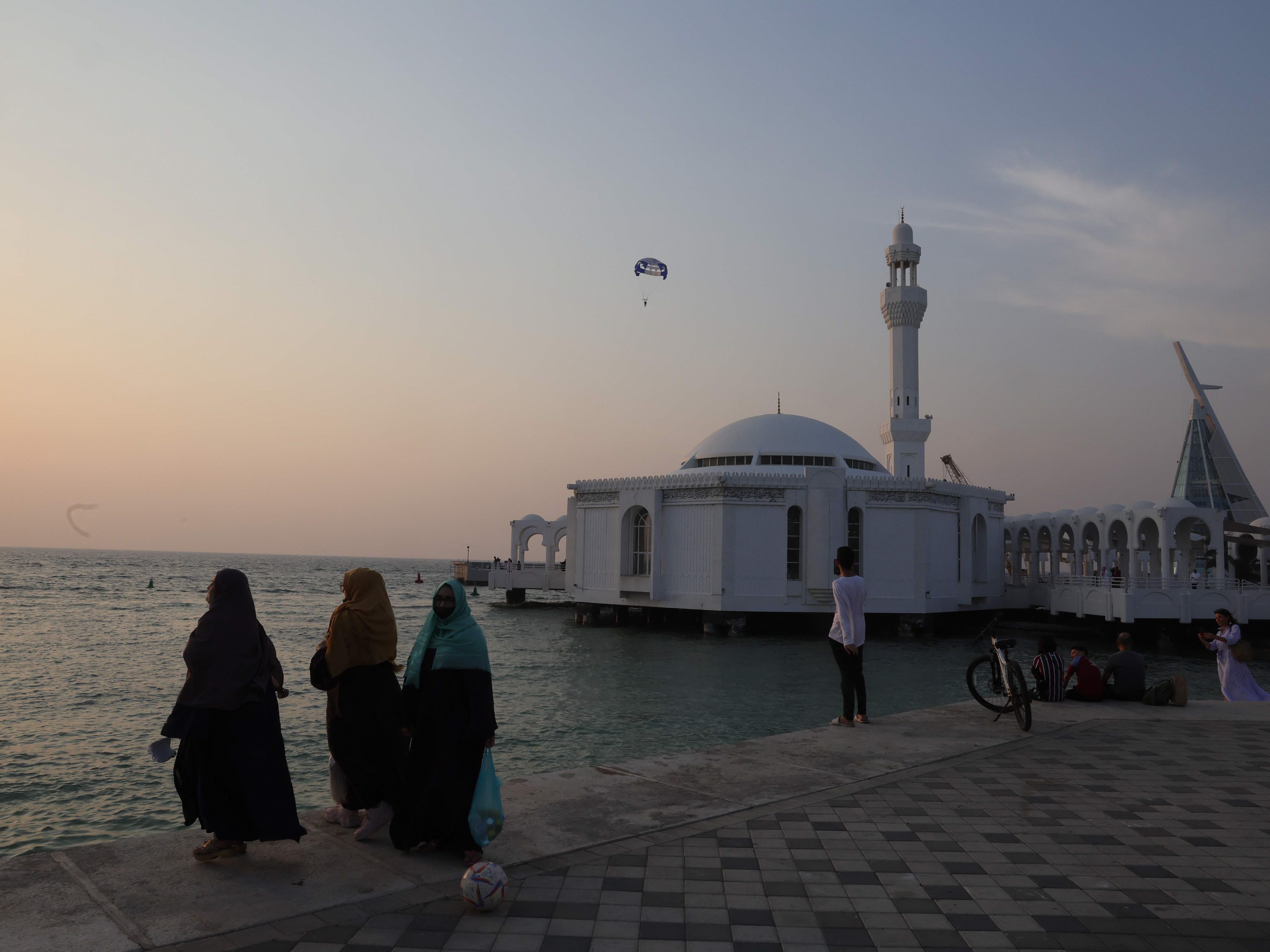 Masyarakat mengunjungi kawasan Masjid Rahmah, di Jeddah pada 20 Desember 2023. 