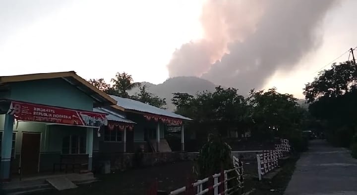 Erupsi Gunung  Lewotobi Laki-Laki di Kabupaten Flores Timur, Provinsi Nusa Tenggara Timur