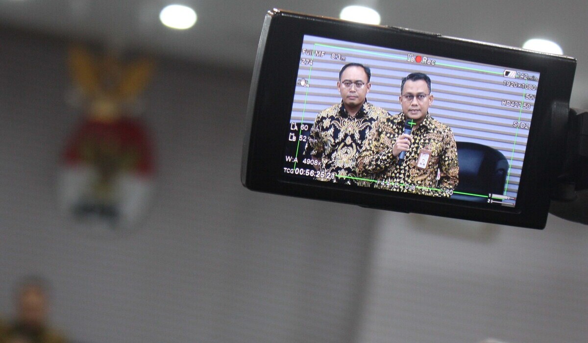 Juru Bicara KPK Ali Fikri (kanan).