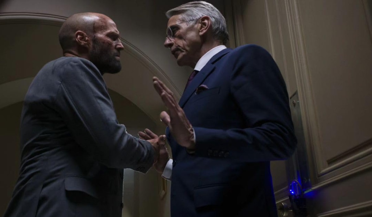 Cuplikan adegan dari film The Beekeeper