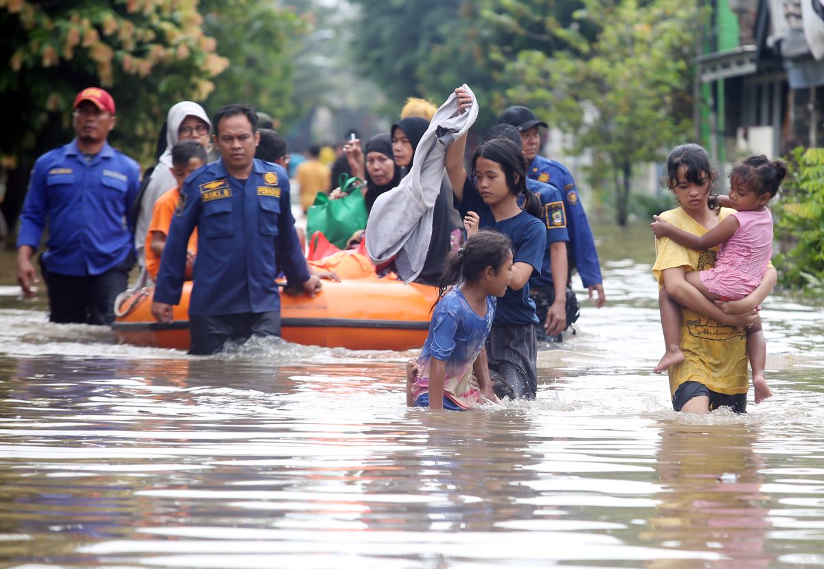 Jakbar Dikepung Banjir, Sudin SDA Cek Turap Kali Angke