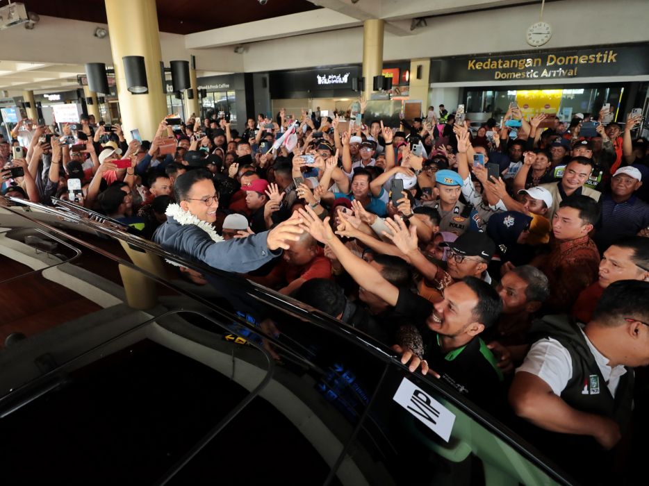 Anies Baswedan disambut amat meriah di Bandara Internasional Minangkabau (BIM), Rabu (3/1).