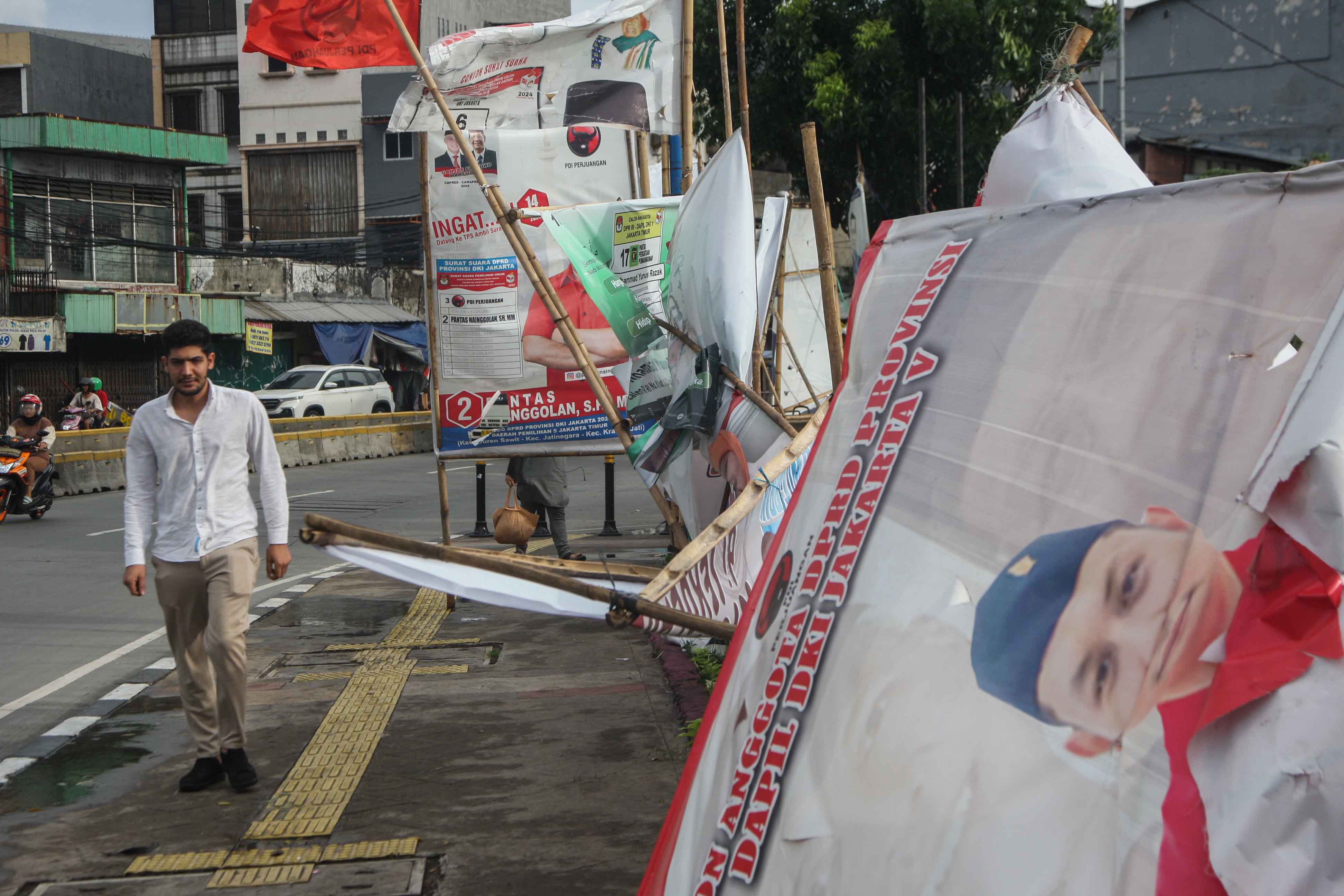 Sejumlah alat peraga kampanye (APK) terpasang tak beraturan di trotoar kawasan Kampung Melayu, Jakarta Timur, Jumat (19/1/2024).