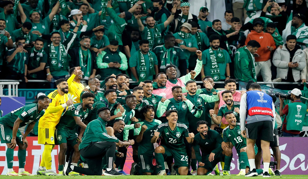 Para pemain Arab Saudi melakukan selebrasi usai menang atas Kirgistan di laga Piala Asia.