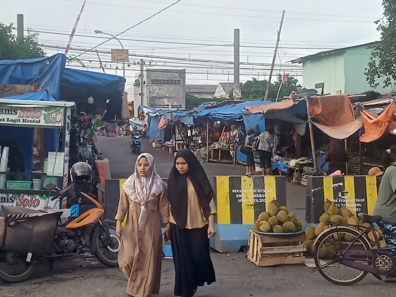 Kios-kios pedagang di Pasar Anyar, Kota Tangerang, yang masih bertahan jelang relokasi 25 Januari 2024.