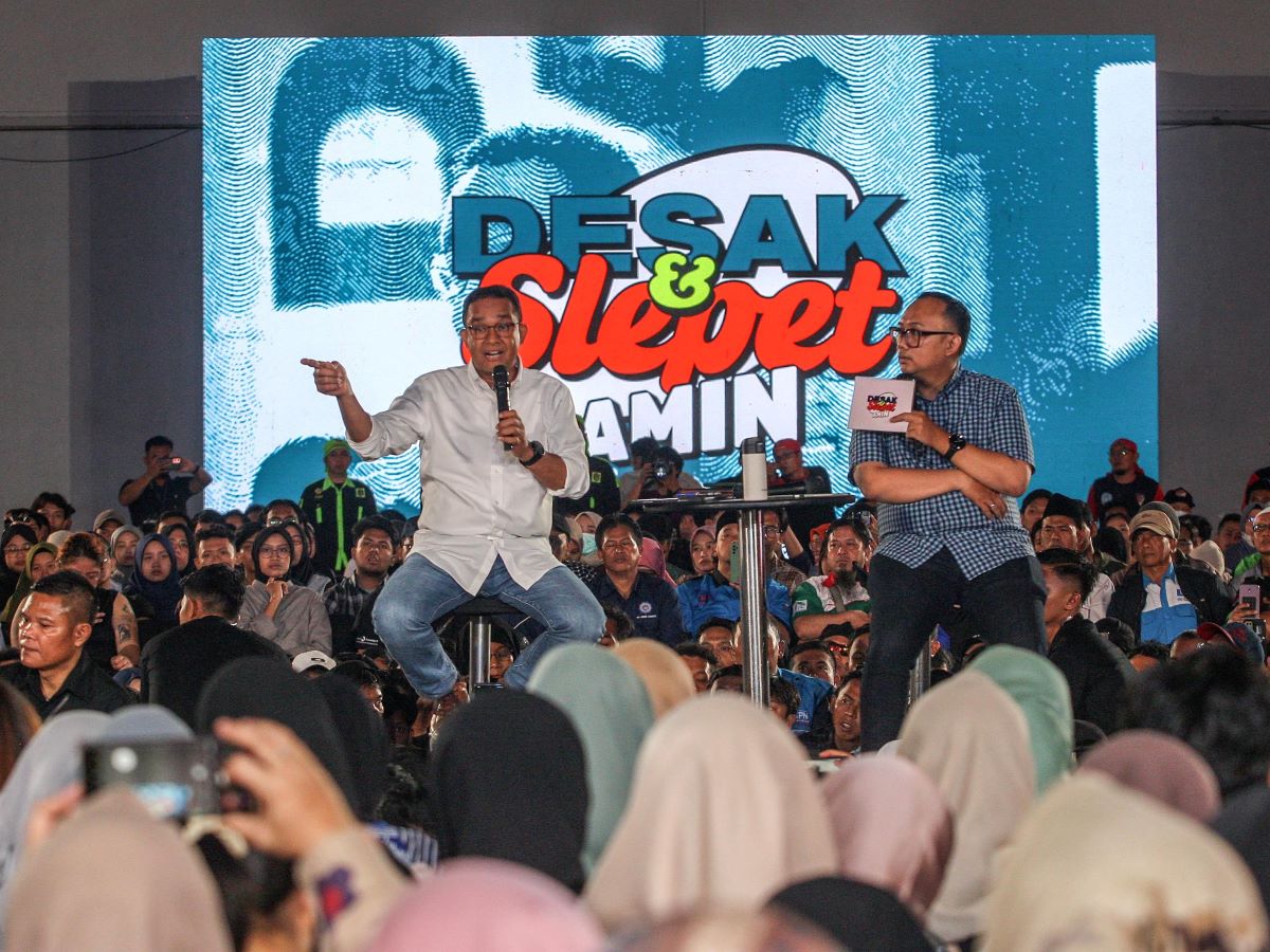 Anies Baswedan menjawab pertanyaan audiens dalam acara Desak dan Slepet AMIN di JIExpo, Kemayoran, Jakarta, Senin (29/1).