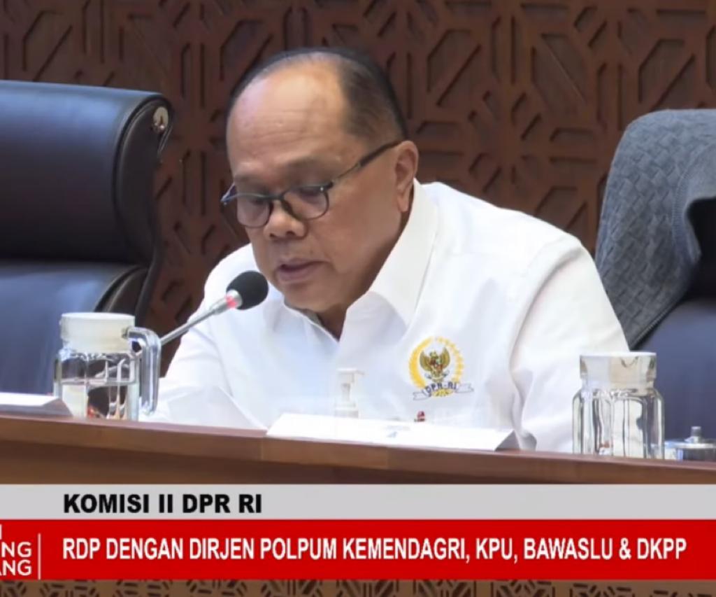 Junimart Girsang, menyarankan Komisi Pemilihan Umum (KPU) untuk meminta fatwa dari Mahkamah Agung (MA)