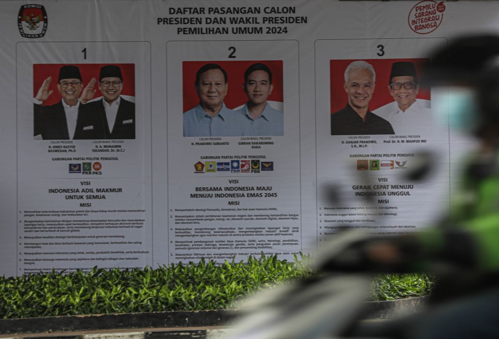 Baliho sosialisasi visi dan misi tiga pasangan calon presiden dan wakil presiden. 