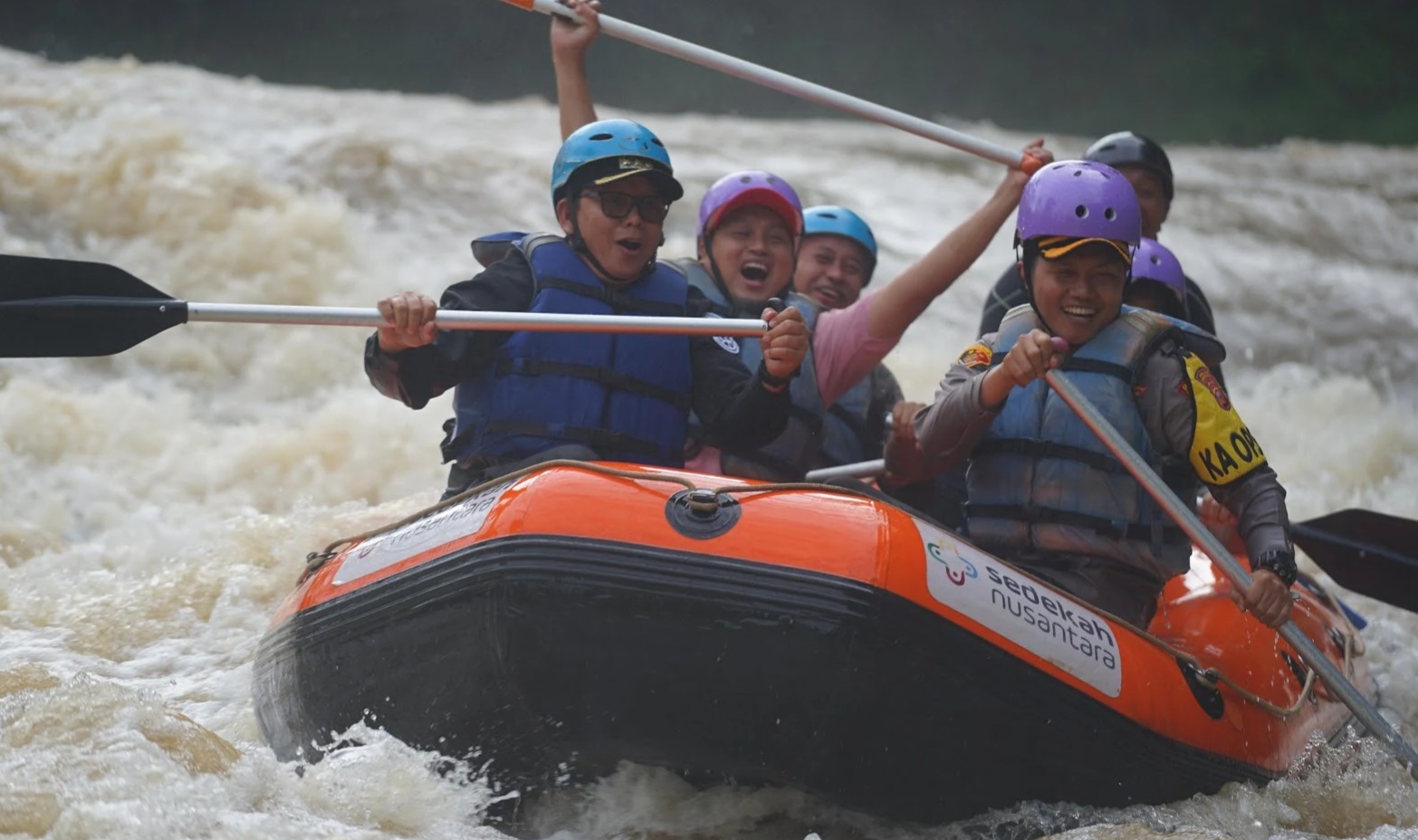 Kegiatan arung jeram di aliran Sungai Cimandiri