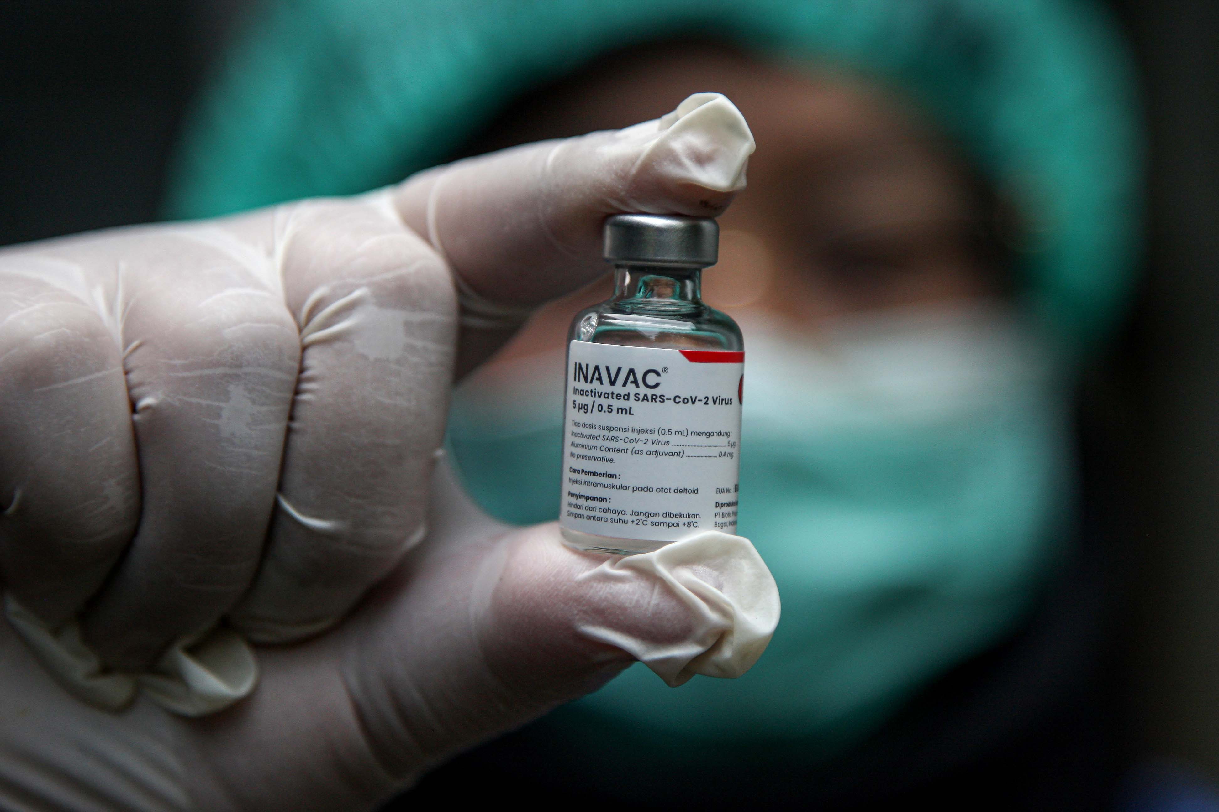  Petugas kesehatan menunjukkan vaksin jenis Inavac di Dinas Kesehatan DKI Jakarta, Gambir, Jakarta Pusat.