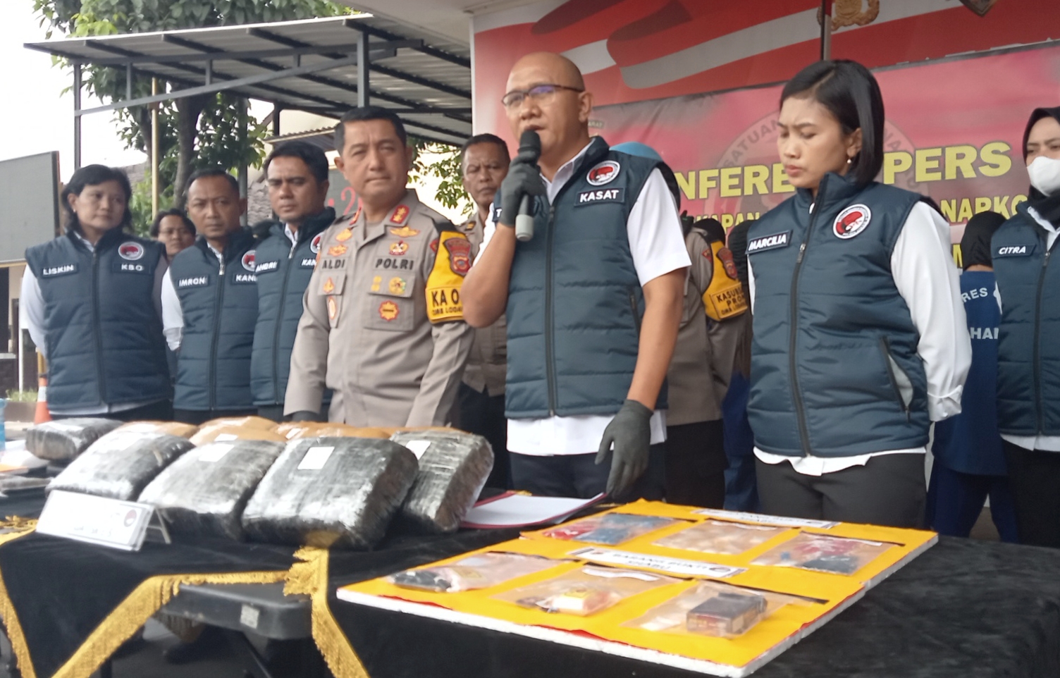 Polres Cimahi memperlihatkan barang bukti ganja hasil sitaan