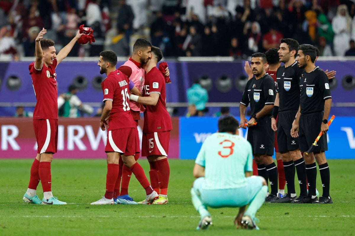 Para pemain Timnas Qatar berselebrasi usai mengalahkan Tiongkok di laga terakhir babak Grup Piala Asia.