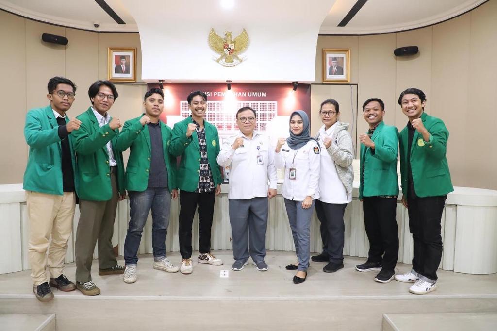 Ketua BEM UMJ Sarlin Wagola (keempat dari kiri) bersama rekan-rekan mahasiswa. 