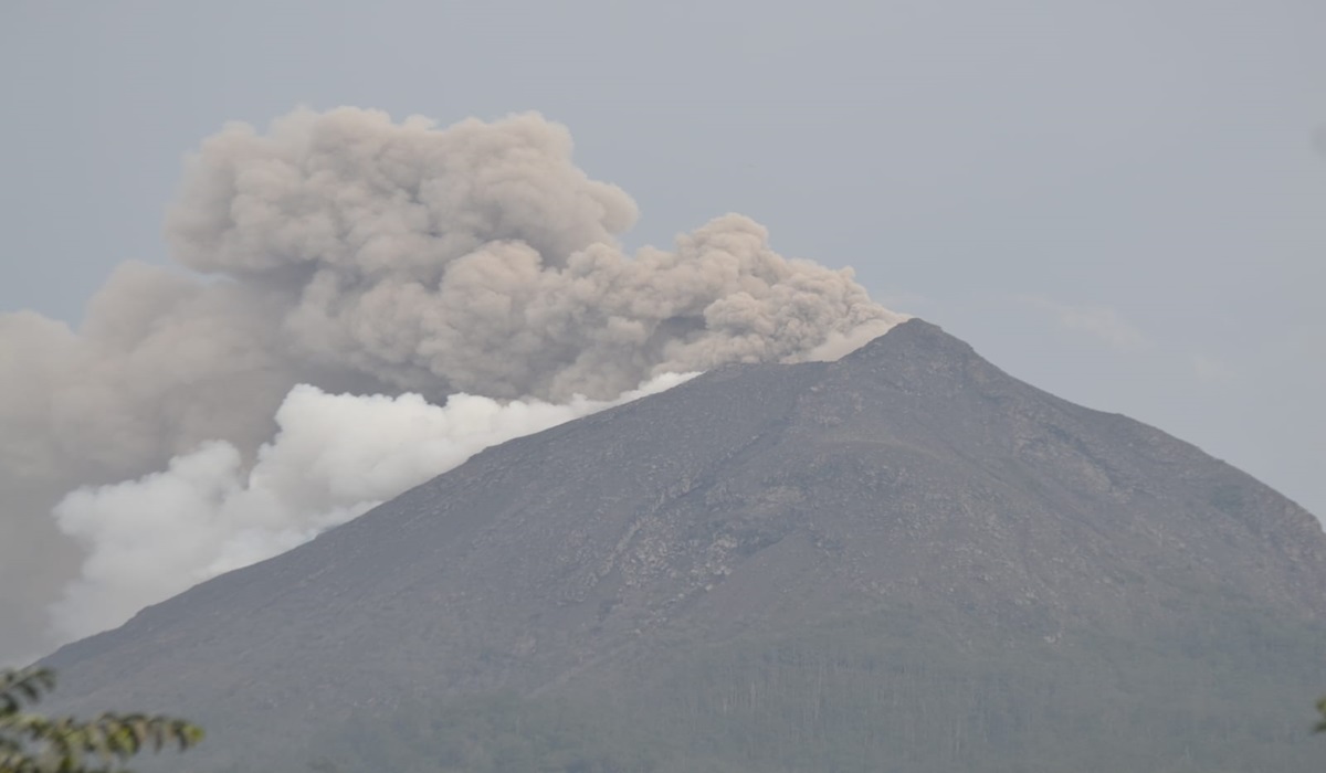 Gunung Lewotobi Laki-Laki Meletus