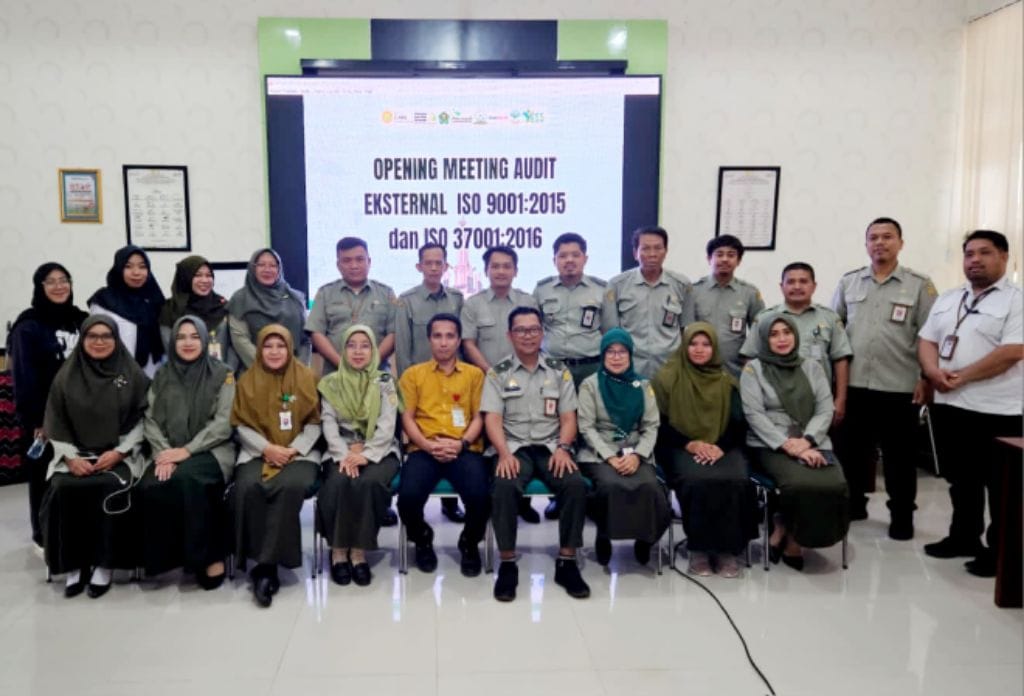 Wakasek SMKPPN Banjarbaru, Airin Nurmarita, bersama jajaran seusai audit.