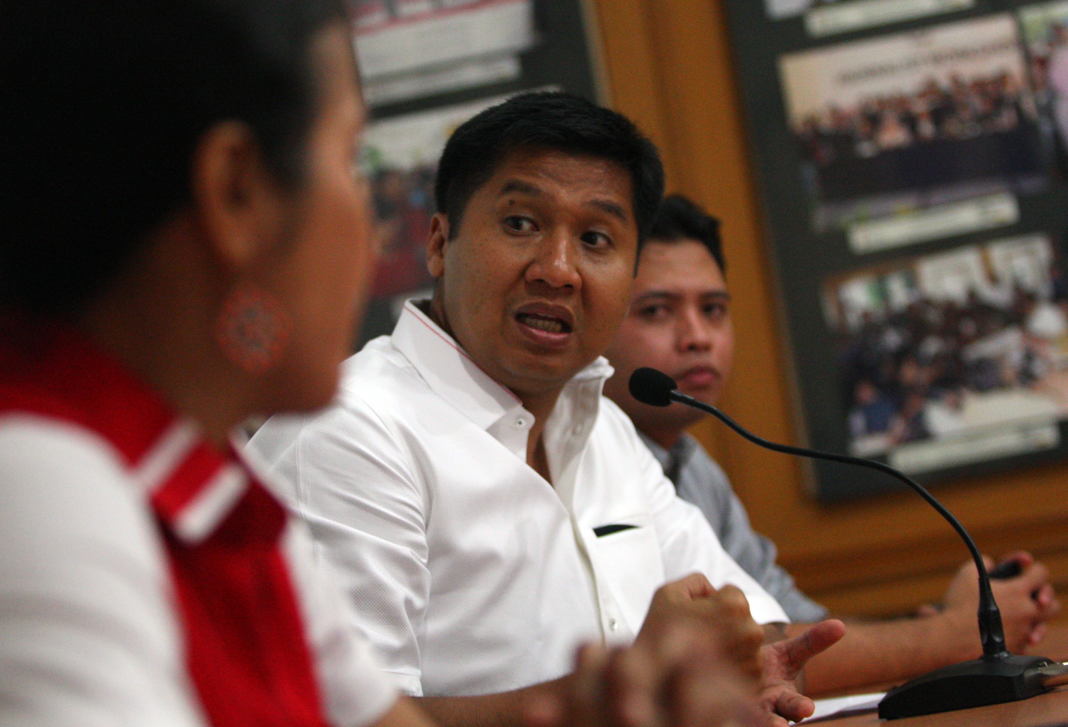 Maruarar Sirait (tengah)