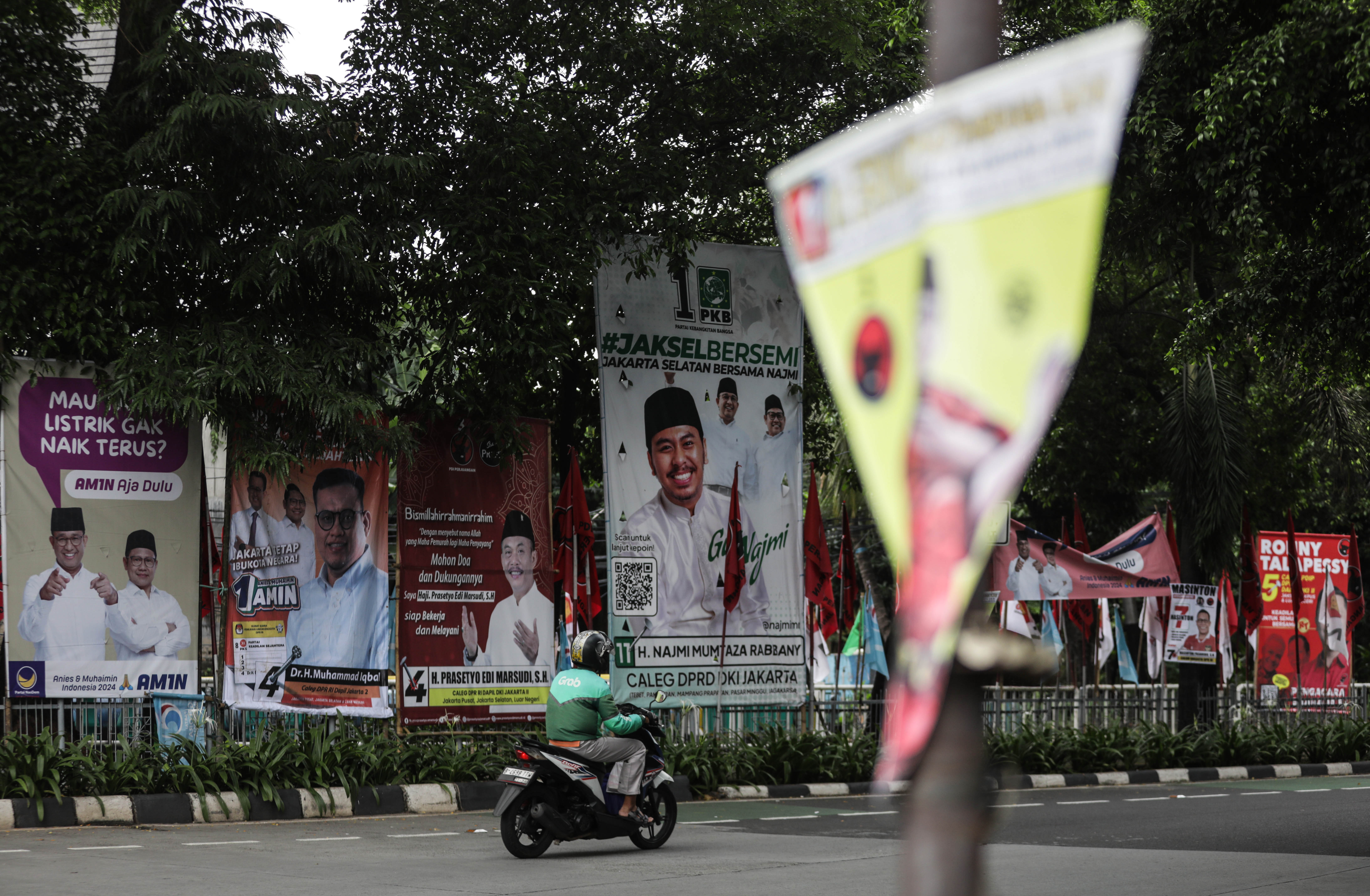 Tumpukan baliho calon anggota legislatif memenuhi tepi jalan di Pancoran, Tebet, Jakarta Selatan.