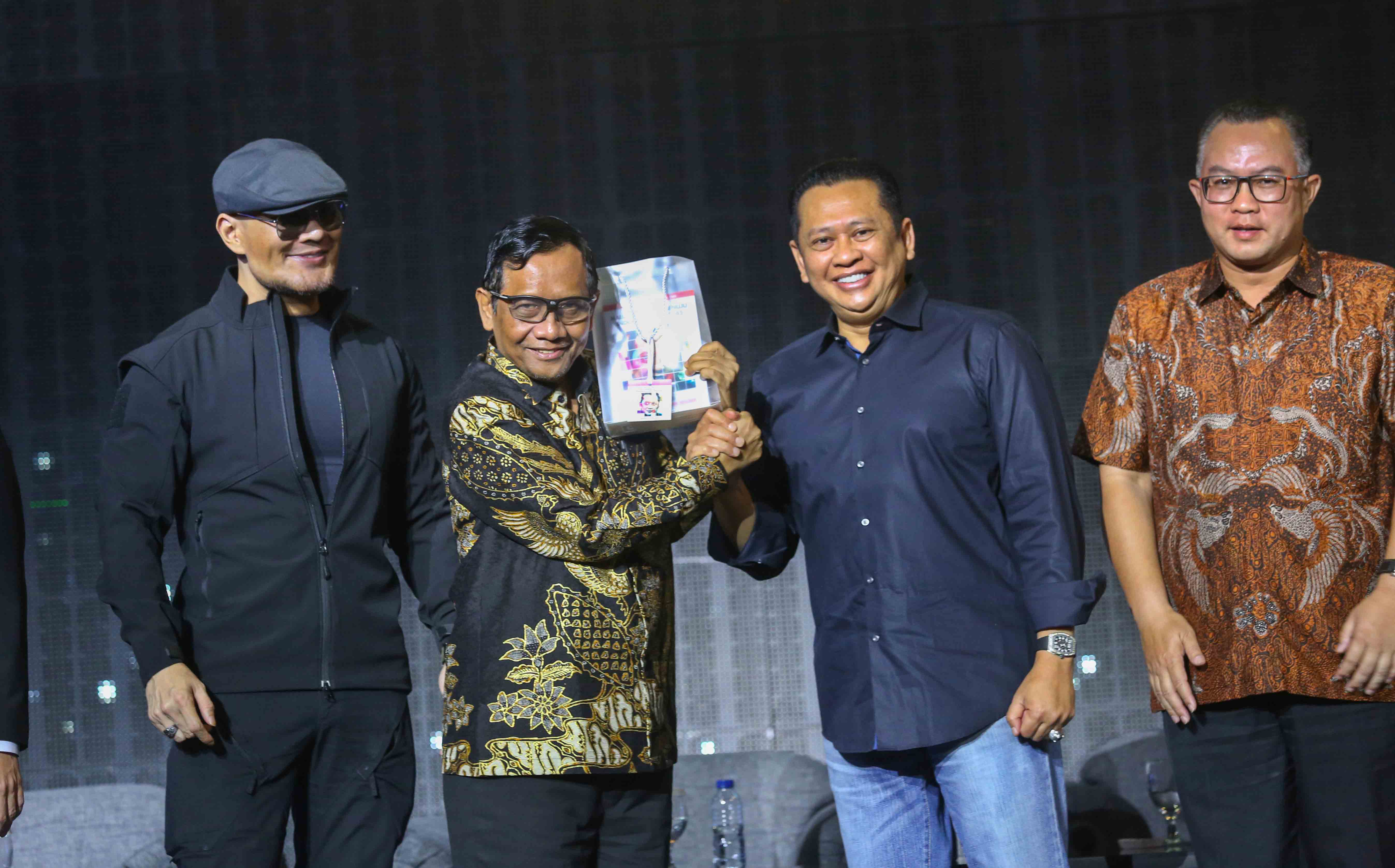 Ketua MPR RI Bambang Soesatyo (kedua kanan) dalam sebuah acara peluncuran buku.