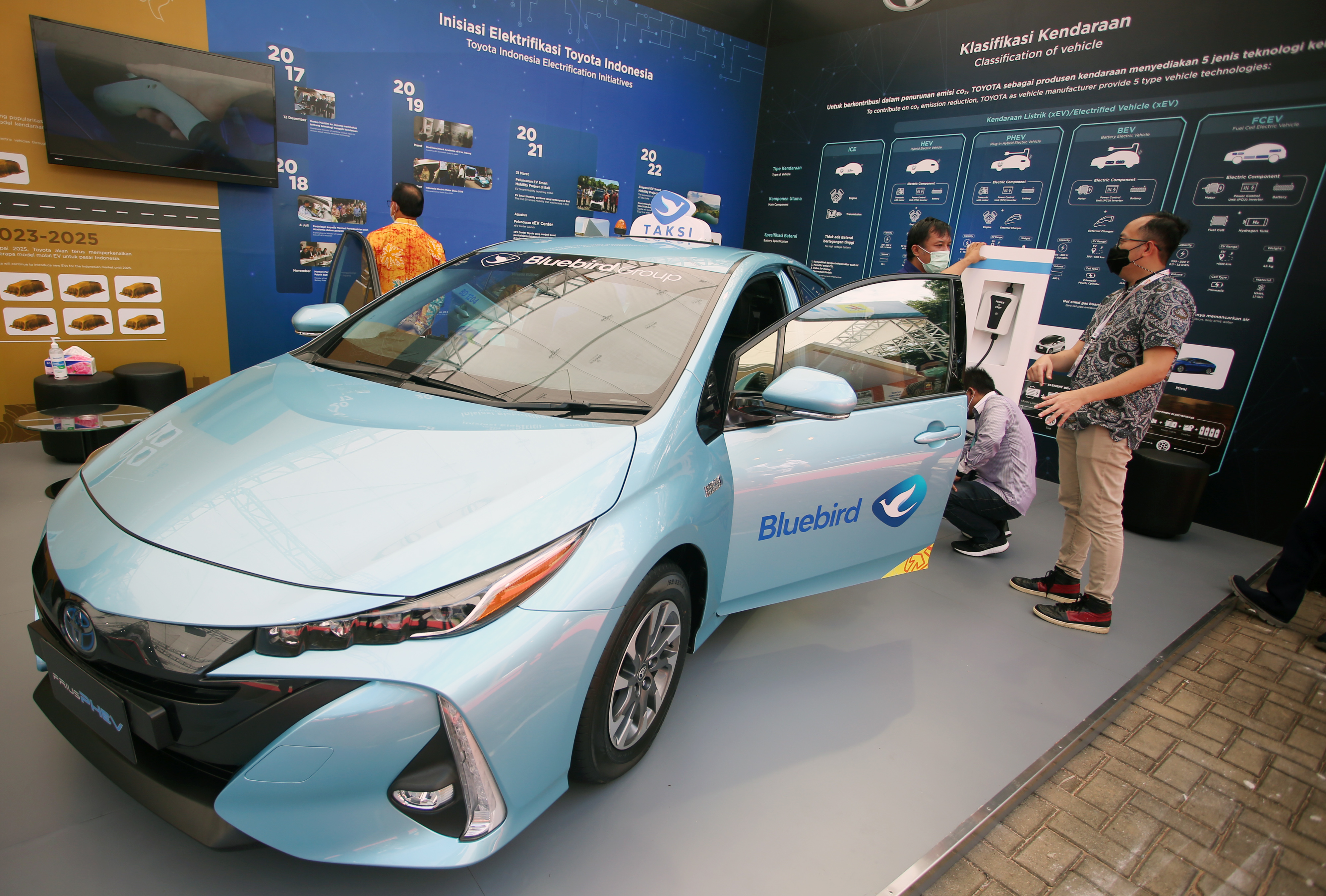 Pengunjung melihat armada angkutan umum Blue Bird yang menggunakan Toyota Prius 