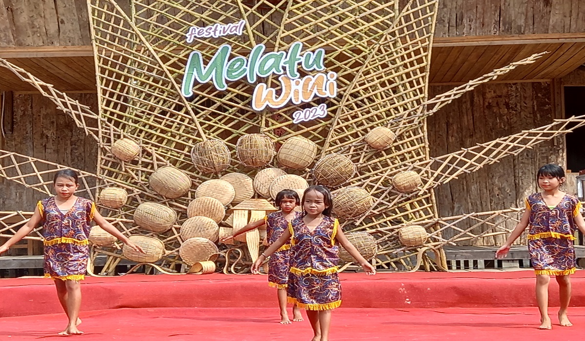 Masyarakat adat Dayak menggelar Fetsival Melatu Wini