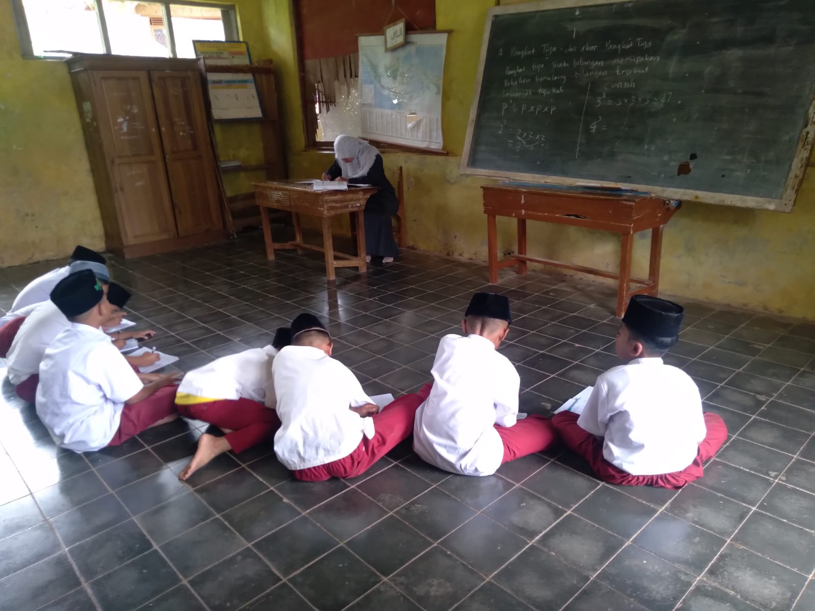 Siswa SDN Temanggung, Desa Toblongan, Kecamatan Bojongasih, Kabupaten Tasikmalaya, belajar di atas lantai.