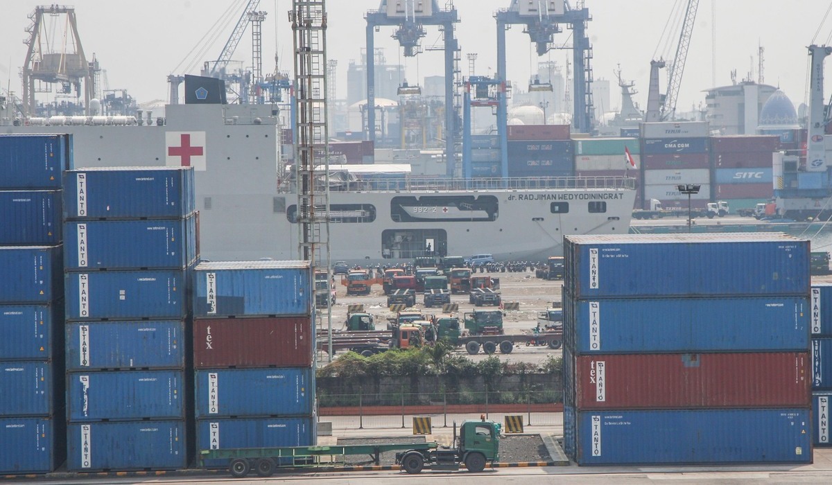Puluhan truk menunggu bongkar buat peti kemas di Pelabuhan Tanjung Priok, Jakarta Utara.