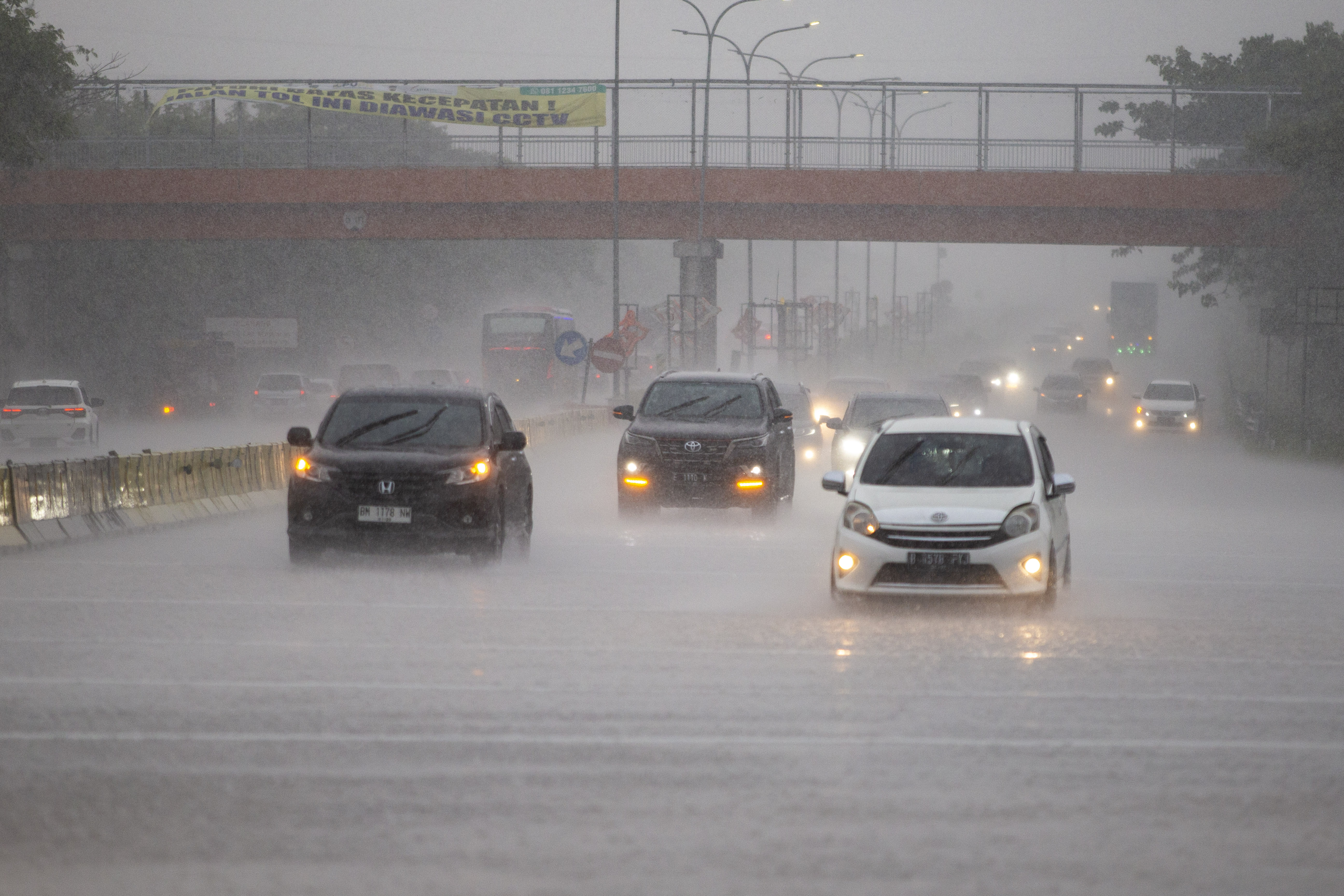 Sejumlah kendaraan melaju di Tol Cipali